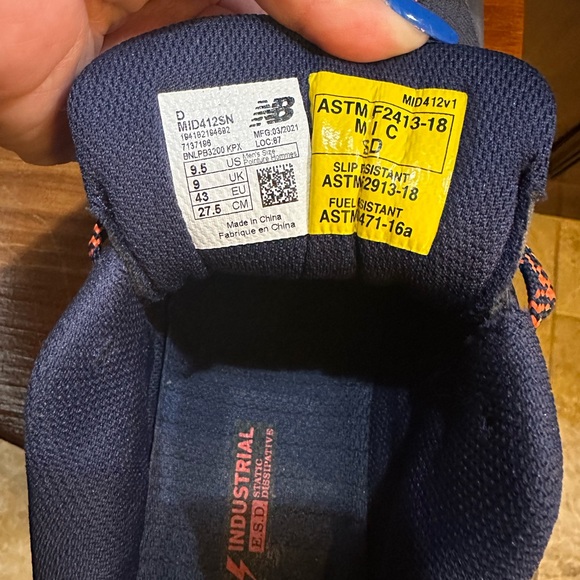 Men’s New Balance with toe protection - Picture 3 of 4